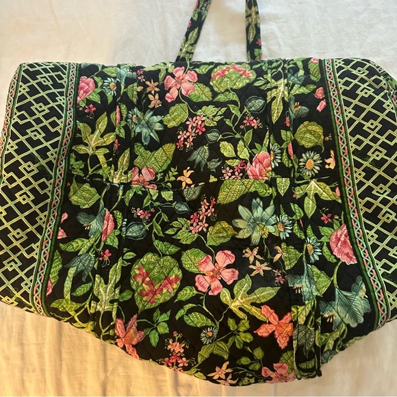 VERA BRADLEY - med weekend duke bag in colorful print, lime lining, zip closure - Picture 5 of 6